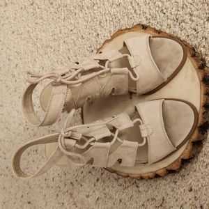 Simply Vera Vera Wang Beige Heeled Sandals Sz 7.5